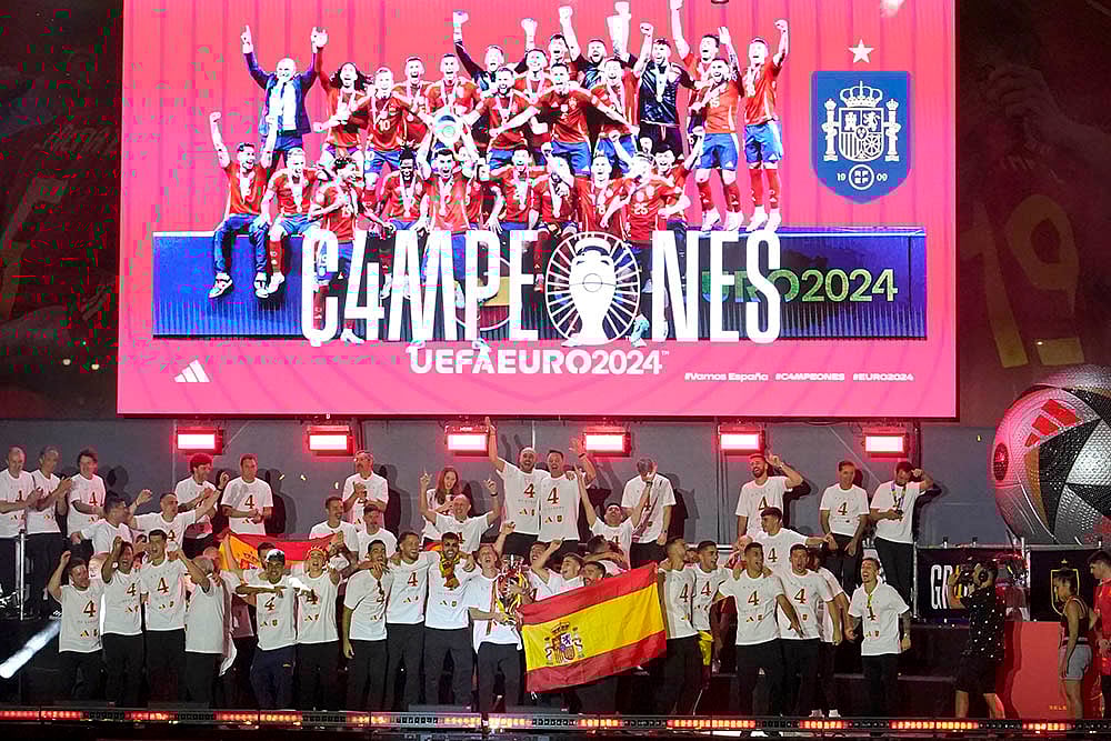 | Photo: AP/Andrea Comas : Euro 2024 winners Spain team Celebrate Victory With Fans